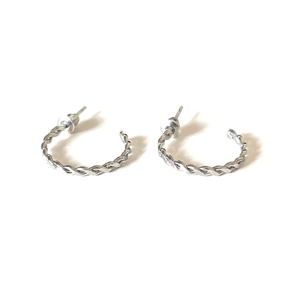 🔴 5 for $10 ONE PAIR Silver Tone Round Shaped Stud Earrings - Picture 2 of 3